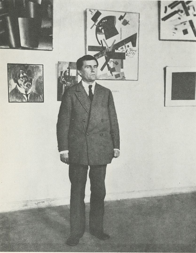 Kasimir Malewitsch vor seinen Gemälden im Museum für Malkultur, Leningrad