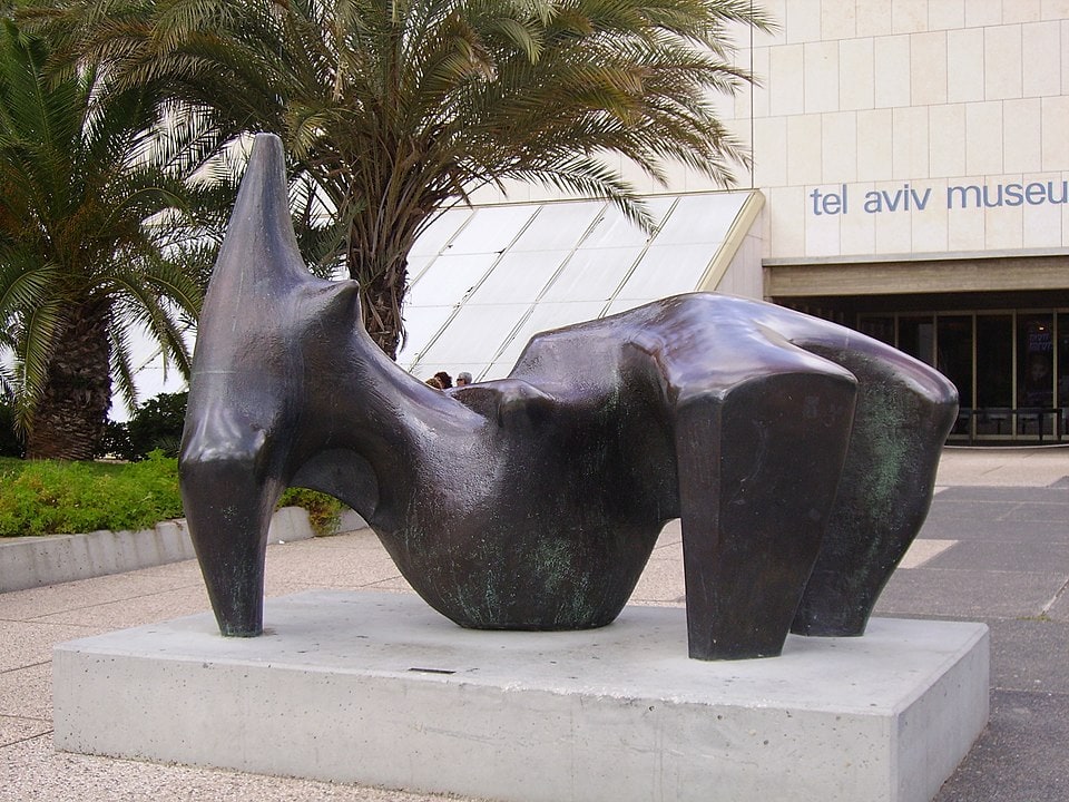 Eine andere Version der Skulptur vor dem Tel Aviv Museum of Art: Henry Moore, Reclining Figure, 1969-70 / Foto: Wikipedia, Yair Haklai