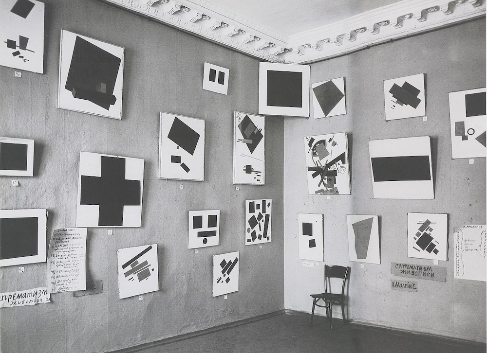 Die 0,10 Ausstellung mit dem schwarzen Quadrat von Malewitsch, 1915