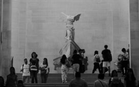 Kreativer Raum im Museum mit Skulptur und Besuchern, kreative Kunst, Inspiration, Kultur, Ausstellung.