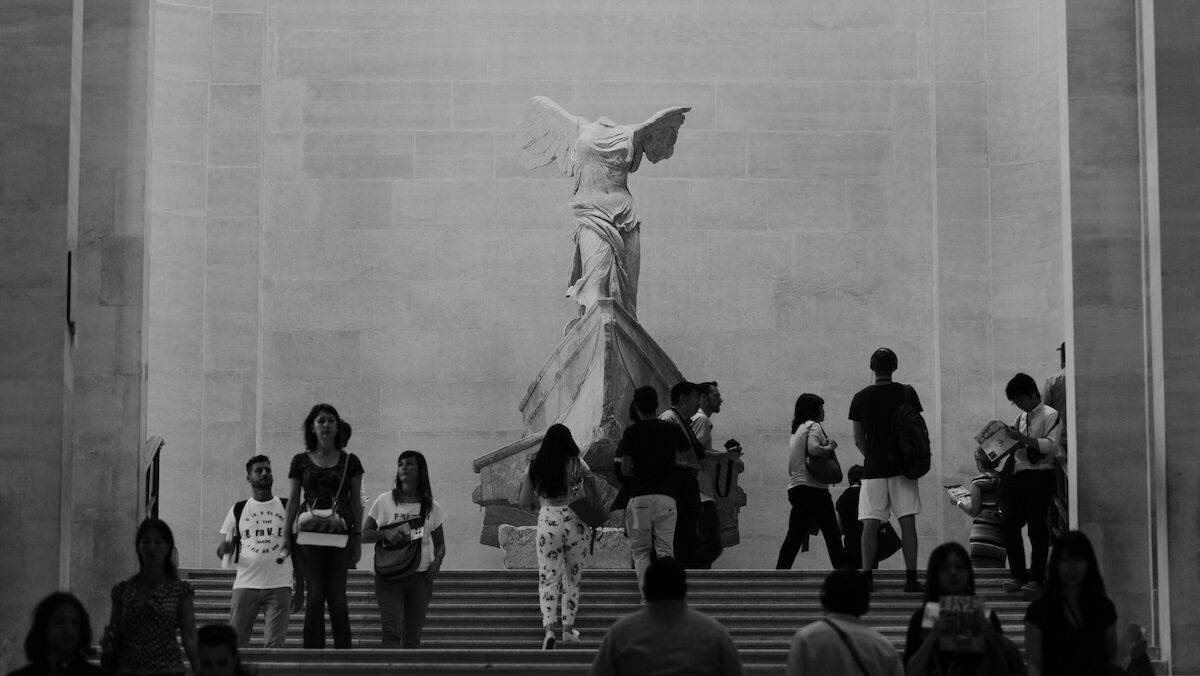 Kreativer Raum im Museum mit Skulptur und Besuchern, kreative Kunst, Inspiration, Kultur, Ausstellung.