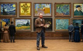 Künstler steht mit Palette vor bekannten Meisterwerken, beeindruckende Kunstsammlung in Museumssaal.